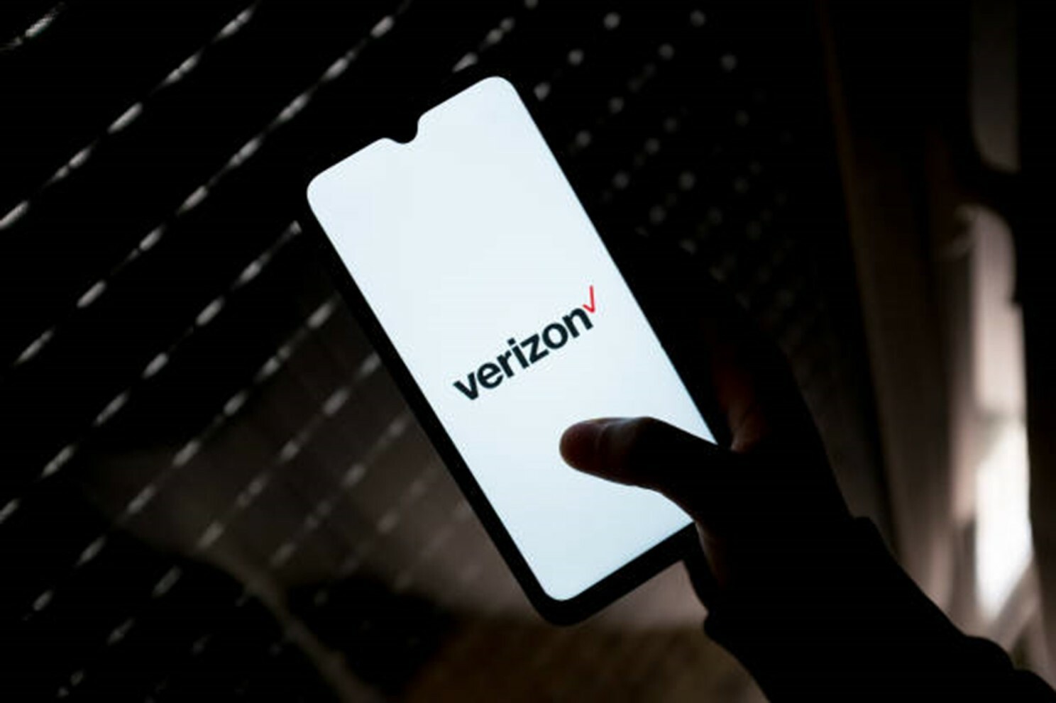 Hacker Steals Data on Hundreds of Verizon Employees